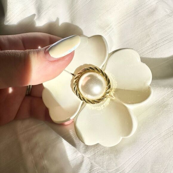 Off white/ cream flower hair claw with pearl embellishment - Picture 4 of 4